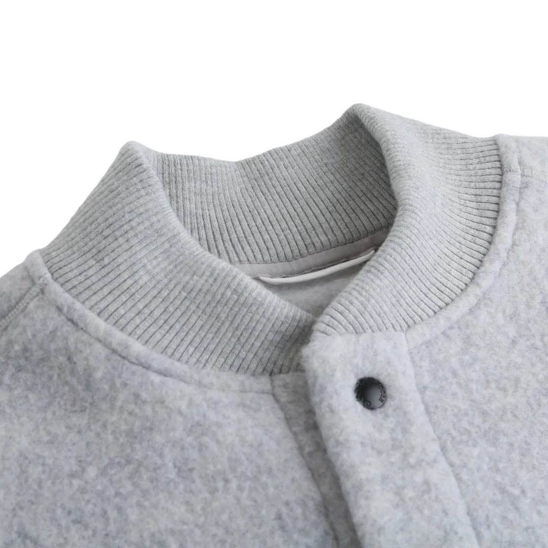 P760 Canada Goose Goose Armband Badge Wool Baseball Jacket (Light Gray) The fabric is made of wool blended fabric. The main fabric of this jacket is light gray wool blended fabric to improve the fabric's wear resistance, wrinkle resistance and warmth. Wool provides good warmth and a natural feel, while blended fibers enhance the fabric's practicality and durability. Rib knit at collar, cuffs and hem for added stretch and fit. The cutting process needs to ensure that the texture and color of the fabric are evenly distributed, especially with this light gray tone, to avoid chromatic aberrations. The stretchability of wool-blend fabrics needs to be taken into consideration when cutting pieces to ensure dimensional stability of the finished garment. Use a sewing needle and thread suitable for wool-blend fabrics to avoid damage to the fabric during sewing. The sewing stitches are even and firm to prevent thread stripping. The temperature needs to be controlled during ironing to avoid high temperature damage to the fabric while keeping the fabric smooth and crisp. The front and back body parts, sleeves and other main parts are spliced ​​with flat seams to ensure a smooth pattern, and the splicing points are aligned with the fabric texture to keep the appearance neat. Details such as pockets and cuffs are designed with inset pockets to increase practicality and aesthetics. The splicing areas are reinforced to improve durability. The white circular armband on the left arm is an important part of the brand identity and is finely sewn to ensure it is strong and flat. Size:S-M-L-XL